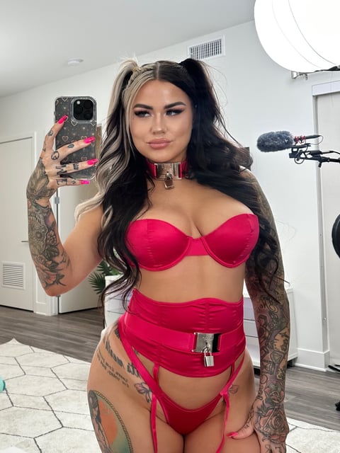 6livesex.com karmenkarma profile on OnlyFans in lesbian category