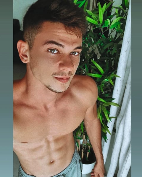 6livesex.com TommyCabrio profile on OnlyFans in gay category