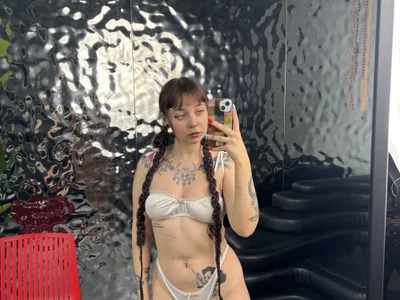 hanahaki Polish speaking webcam model
